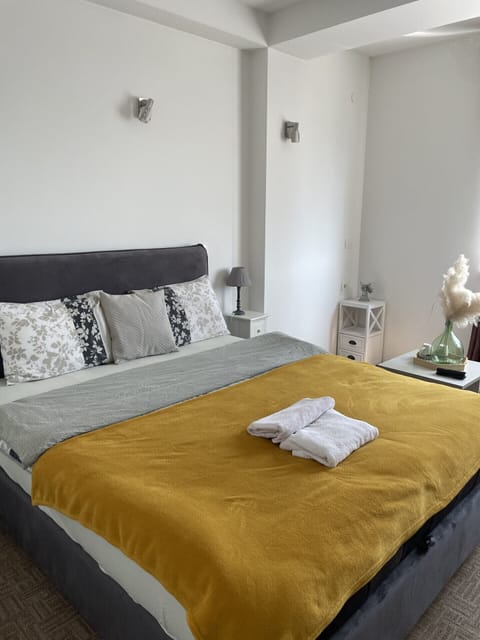 Classic Double or Twin Room | Laptop workspace, free WiFi, bed sheets