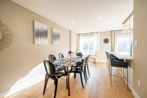 Grand Townhome, 3 Bedrooms, Terrace | Dining room