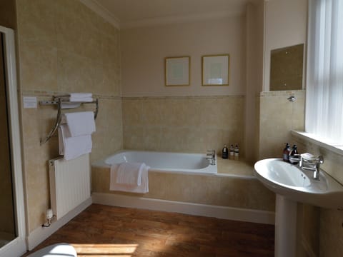 Superior Double Room | Bathroom | Shower, free toiletries, hair dryer, slippers