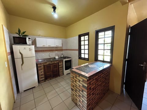 Comfort Townhome | Private kitchen | Oven, cookware/dishes/utensils, freezer