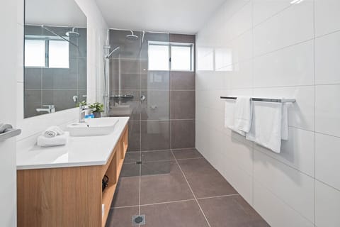 Superior Twin Room | Bathroom | Free toiletries, towels, soap, shampoo