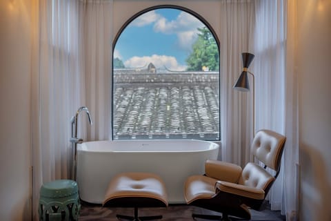 Deluxe Single Room | Bathroom | Separate tub and shower, deep soaking tub, rainfall showerhead