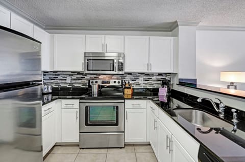 Standard Apartment, 1 Bedroom, Non Smoking, Private Bathroom | Private kitchen | Full-size fridge, microwave, oven, stovetop