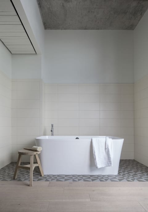 Studio Balcony King 1 Bed Tub | Bathroom | Designer toiletries, hair dryer, towels