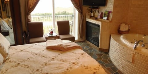 Deluxe Room, 1 Queen Bed, Jetted Tub, Beach View | Premium bedding, iron/ironing board, free WiFi, bed sheets