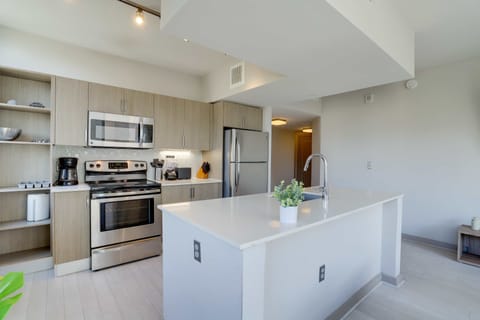 City Apartment | Private kitchen | Full-size fridge, microwave, oven, stovetop