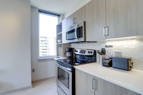 City Apartment | Private kitchen | Full-size fridge, microwave, oven, stovetop