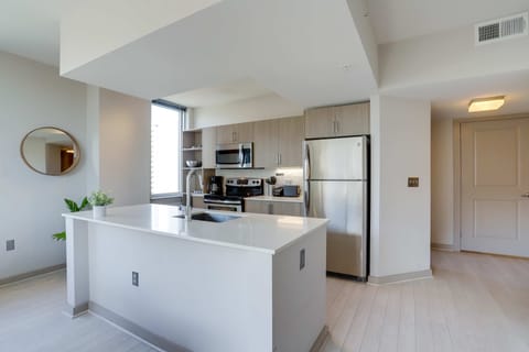 City Apartment | Private kitchen | Full-size fridge, microwave, oven, stovetop