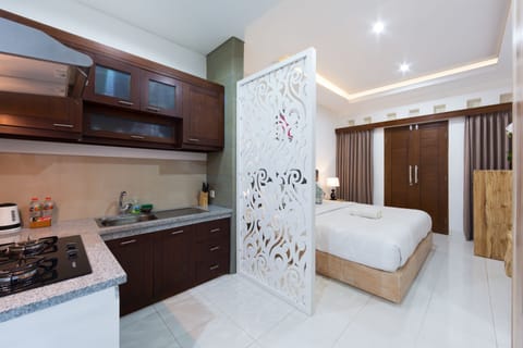 Design Studio Suite, 1 Bedroom | Private kitchenette | Fridge, electric kettle, cookware/dishes/utensils