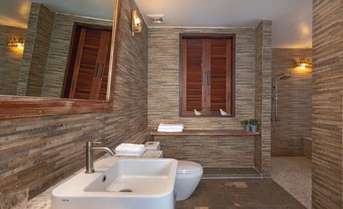 Pool Access Villa | Bathroom | Separate tub and shower, deep soaking tub, free toiletries, hair dryer