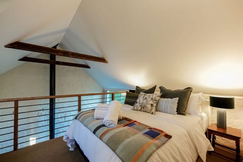 Classic Cottage | Premium bedding, minibar, individually decorated, individually furnished