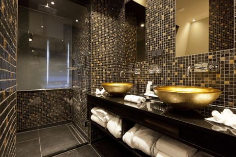 Economy Suite (Torentje) | Bathroom | Separate tub and shower, jetted tub, free toiletries, hair dryer