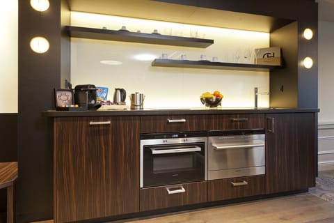 Executive Suite (Vredespaleis) | Private kitchenette | Coffee/tea maker, electric kettle