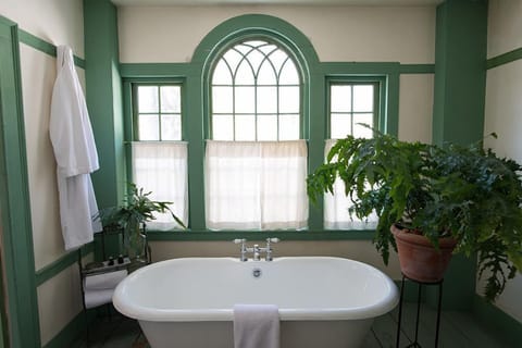 Thayer House, Room 204, 1 Queen Bed | Deep soaking bathtub