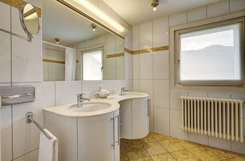 Standard Double Room | Bathroom sink