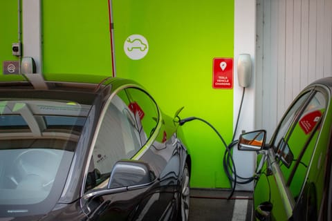 Electric vehicle charging station