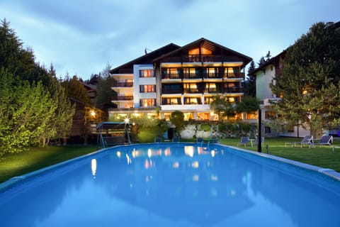 Outdoor pool, pool umbrellas, sun loungers