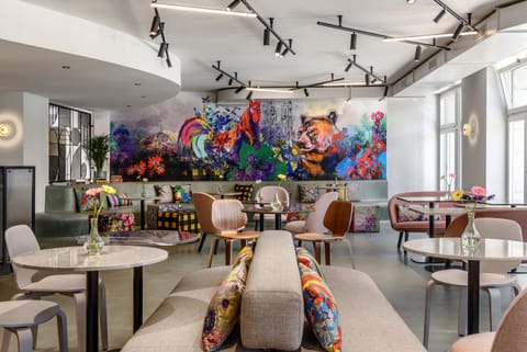 Lobby lounge
