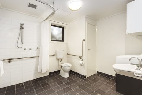 One Bedroom Apartment | Bathroom | Combined shower/tub, free toiletries, hair dryer, towels