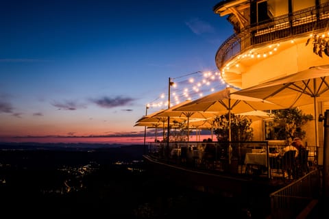 Breakfast, lunch, dinner served; Regional cuisine