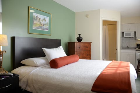 Standard Room, 1 King Bed, Non Smoking | Iron/ironing board, free WiFi, bed sheets