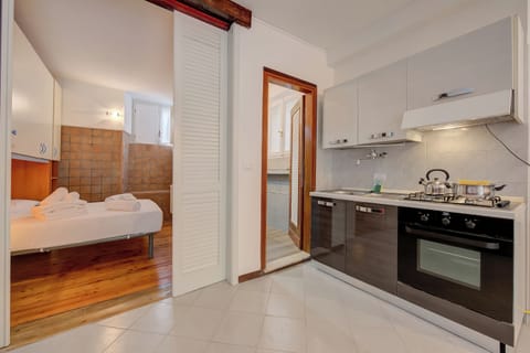 Family Apartment, 1 Bedroom (Vicolo 42-private Terrace-200m Lake) | Private kitchen | Fridge, microwave, oven, stovetop