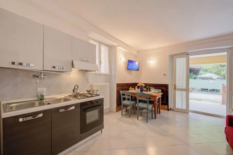 Family Apartment, 1 Bedroom (Vicolo 42-private Terrace-200m Lake) | Private kitchen | Fridge, microwave, oven, stovetop