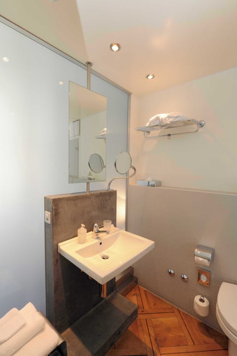 Triple Room | Bathroom | Eco-friendly toiletries, hair dryer, slippers, towels