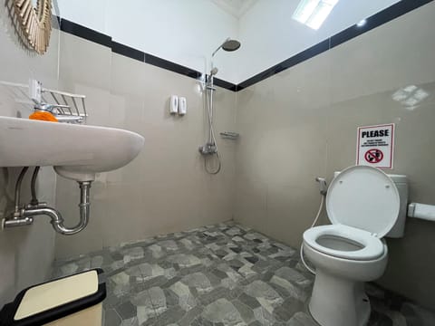 Standard Double Room | Bathroom | Shower, rainfall showerhead, towels