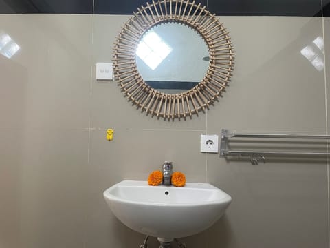 Standard Double Room | Bathroom | Shower, rainfall showerhead, towels