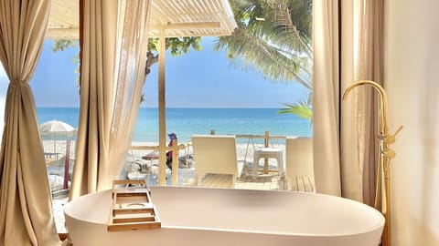 Beachfront Deluxe Bungalow | Rollaway beds, bed sheets