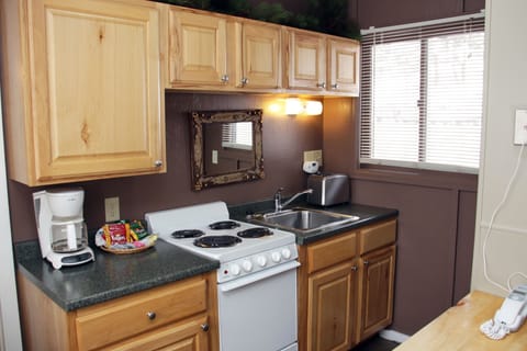 Apartment, 1 Bedroom | Private kitchen | Oven, coffee/tea maker, toaster