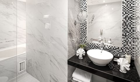 Executive Suite | Bathroom | Shower, rainfall showerhead, designer toiletries, hair dryer