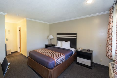 Standard Room, 1 Queen Bed | Desk, blackout drapes, iron/ironing board, free WiFi