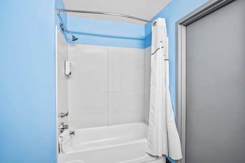 Studio, 1 King Bed with Sofa bed, Non Smoking | Bathroom | Combined shower/tub, free toiletries, hair dryer, towels