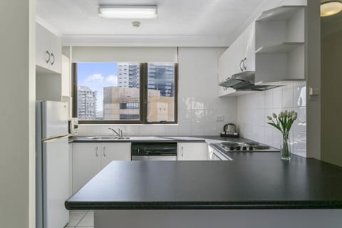 1 Bedroom | Private kitchen | Fridge, microwave, stovetop, dishwasher