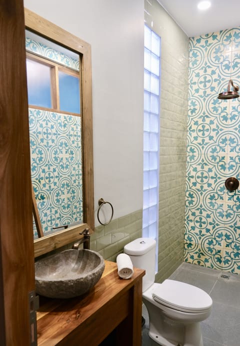 Deluxe Poolside Room | Bathroom | Shower, eco-friendly toiletries, towels