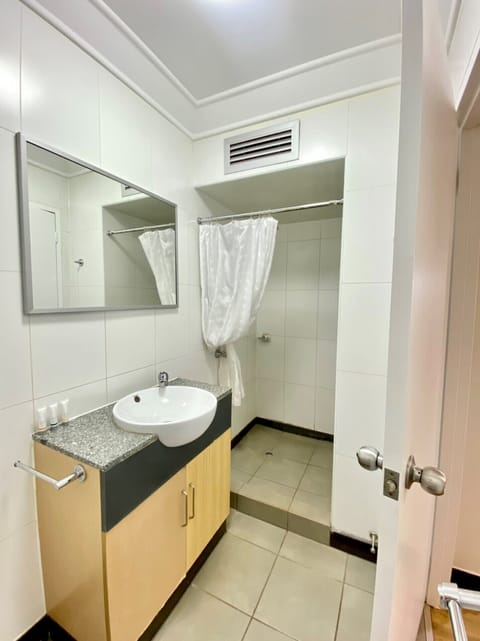 Standard Room, 1 Queen Bed, Non Smoking | Bathroom | Shower, free toiletries, towels