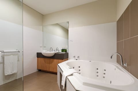 Deluxe Room, Balcony (Deluxe King Suite) | Bathroom | Shower, free toiletries, hair dryer, towels