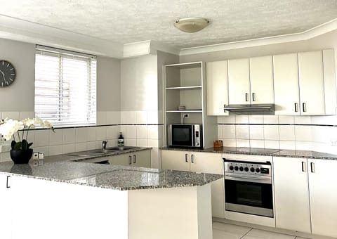 2 Bedroom Apartment, Garden View | Private kitchen | Fridge, microwave, oven, stovetop