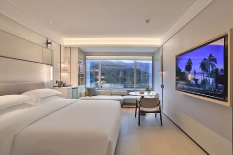Hill Business Queen Room | Premium bedding, memory foam beds, minibar, in-room safe