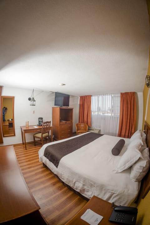 Executive Room, 1 King Bed, Non Smoking | In-room safe, iron/ironing board, rollaway beds, free WiFi