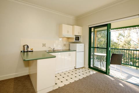 Waratah Suite | In-room safe, free WiFi, bed sheets