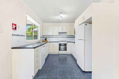 Tween House | Private kitchen | Full-size fridge, microwave, toaster, cookware/dishes/utensils