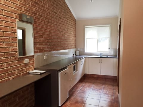 Studio | Private kitchenette | Fridge, microwave, coffee/tea maker, electric kettle