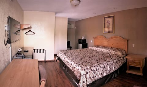 Room, 1 King Bed | Desk, blackout drapes, free WiFi, bed sheets