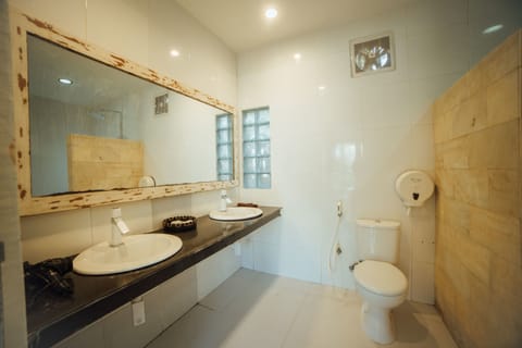 Suite | Bathroom amenities | Shower, free toiletries, bidet, towels