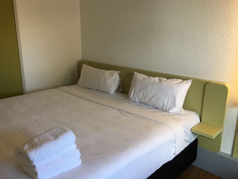 Standard Room, 1 Queen Bed | Premium bedding, desk, free WiFi, bed sheets