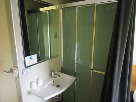 Standard Twin Room | Bathroom | Shower, eco-friendly toiletries, hair dryer, towels