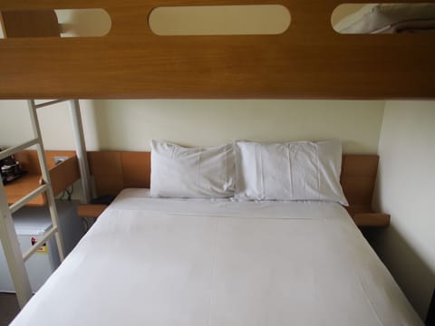 Standard Triple Room (1 Queen & 1 Overhead Single Bunk) | 1 bedroom, Egyptian cotton sheets, premium bedding, desk
